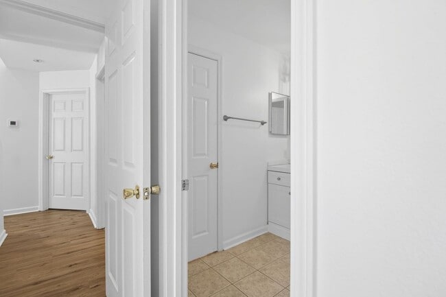 Building Photo - NEW PRICE and Half Off First Month's Rent! Nicely Updated Condo in Old South!