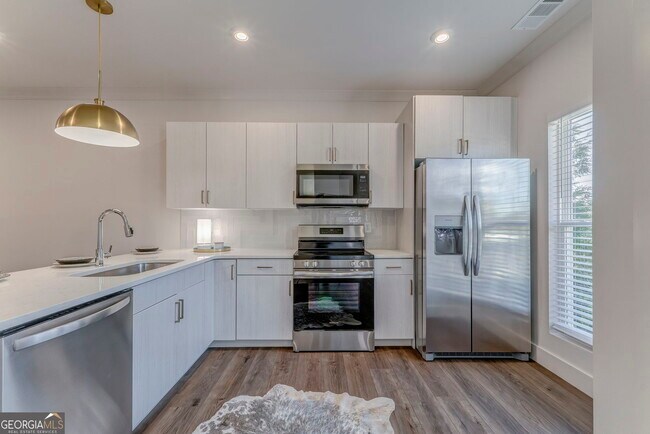 Building Photo - 93 Chateau Dr SE