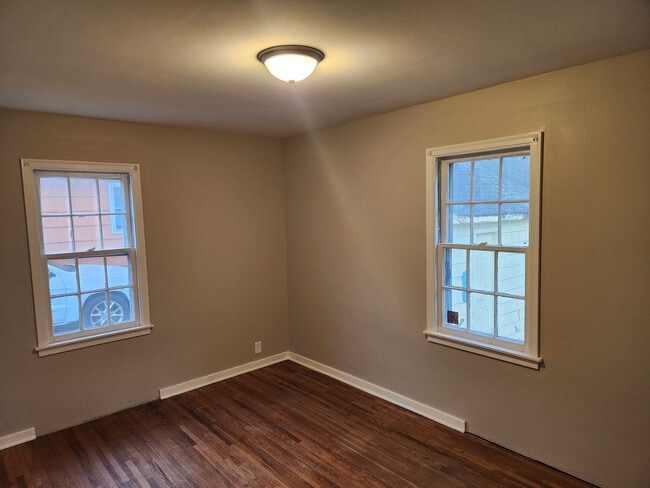 Building Photo - 4 bed 1 bath single family house.