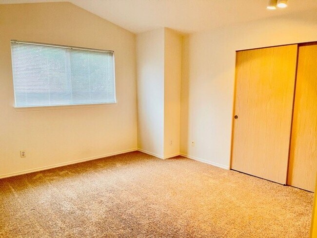 Building Photo - Beautiful 2 Bath Condo for Rent in the Hea...