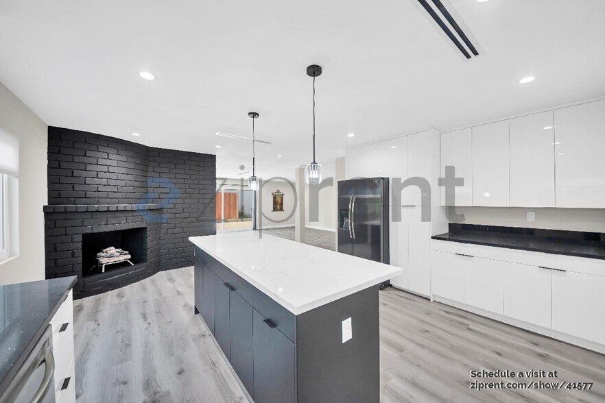 Building Photo - 22655 Strathern St