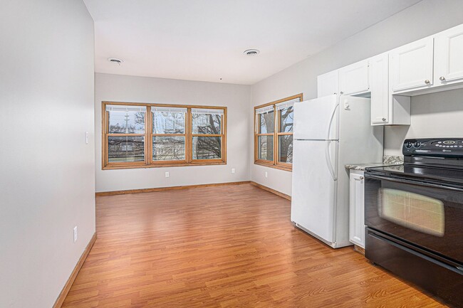 Building Photo - West Lovell 2-Bed/1-Bath upstairs apartmen...