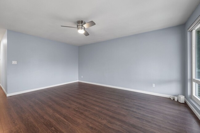 Building Photo - MOVE IN SPECIAL: 1/2-Off First Month's Ren...