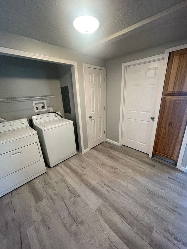 Building Photo - Conveniently located two bedroom home with fresh updates!