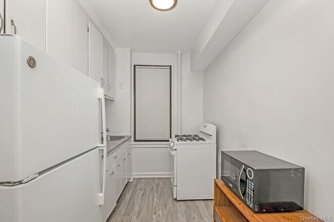 Building Photo - 98-50 63rd Dr