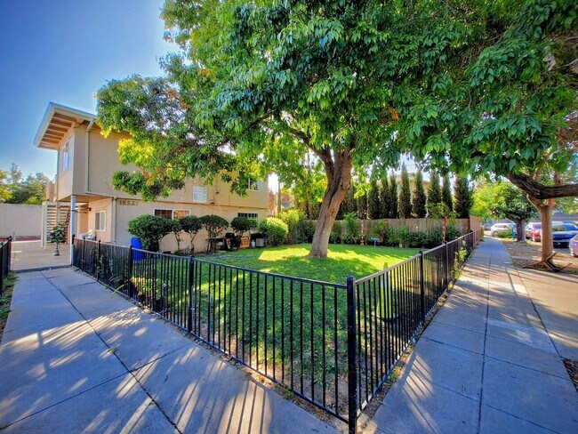 Building Photo - 1652 Crucero Dr