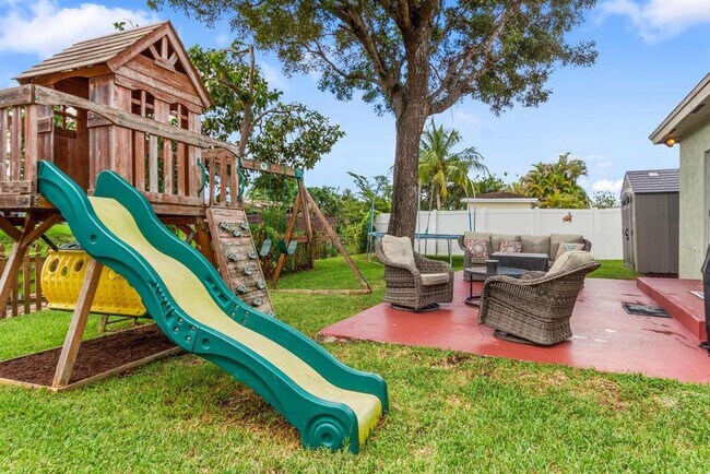 Building Photo - 6570 NW 24th Ct