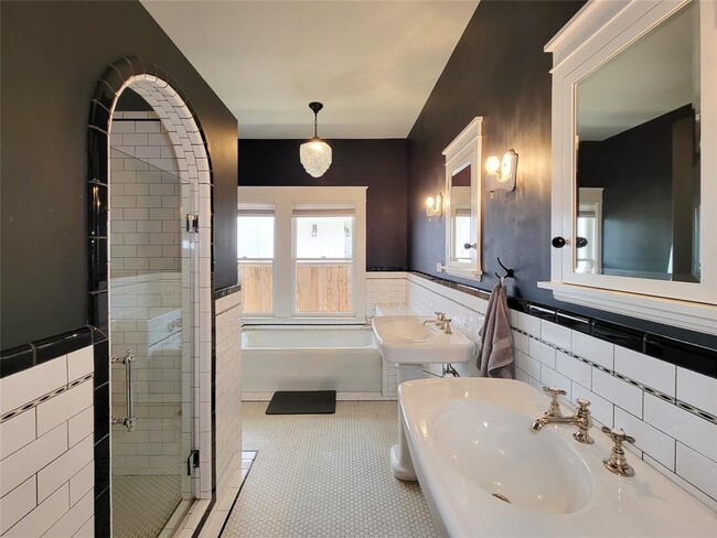 Building Photo - 3702 Audubon Pl