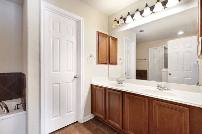 Building Photo - Beautiful 3 Bedroom 2 1/2 in trophy ridge