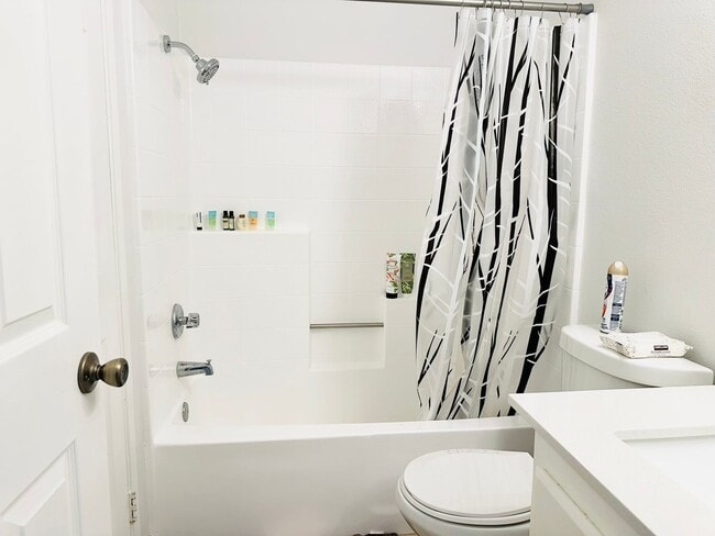 Building Photo - Updated Townhome Close to LLUMC & VA Hospital