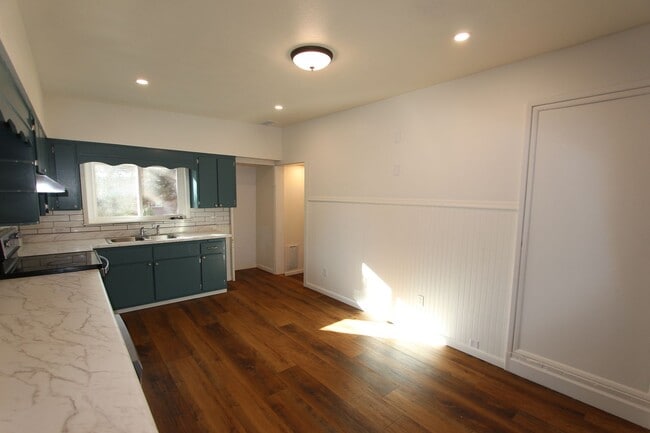 Building Photo - $500 Move-In Special! Month to month lease Available.