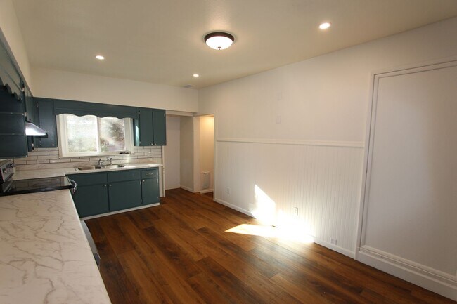 Building Photo - *LEASE PENDING $500 Move-In Special! Month to month lease Available.