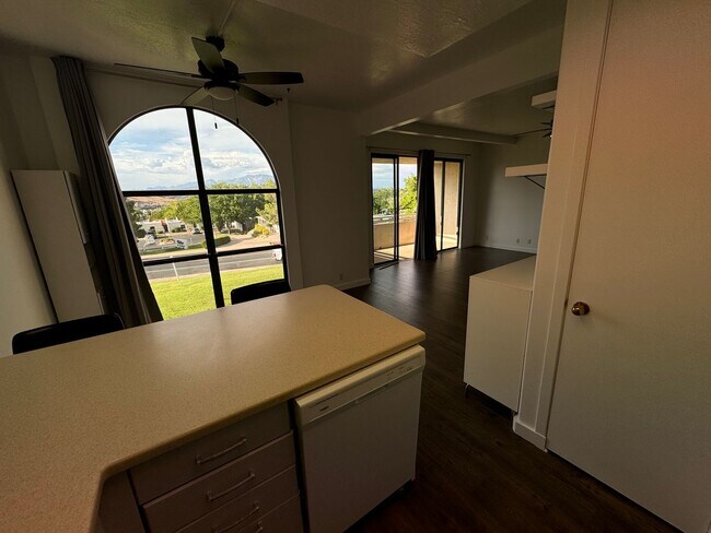 Building Photo - Recently updated condo with gym, pool, and...