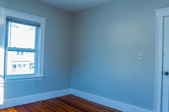 Building Photo - 204 Maple St