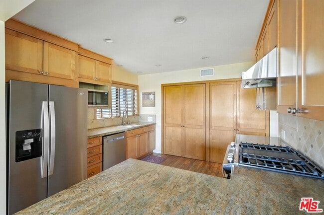 Building Photo - 730 Basin Dr