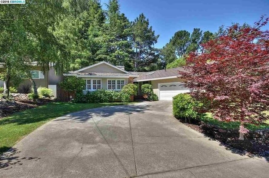 Building Photo - Spacious updated 3BR home with deck & chef’s Kitchen