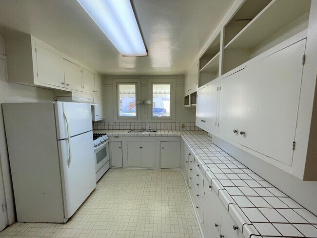 Building Photo - 1093 E Main St