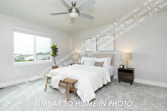 Building Photo - 217 NE Crossing Oaks Ln