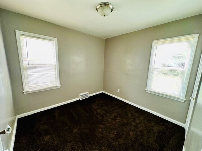 Building Photo - 3 Bedroom 1 Bath 2 Car Garage Welcome Sect...