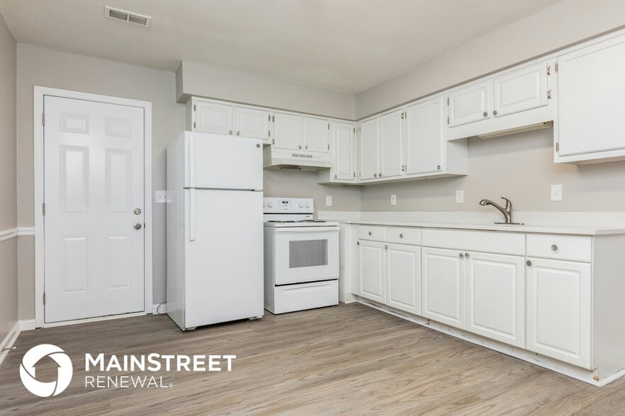 Building Photo - 405 Pineland Ave