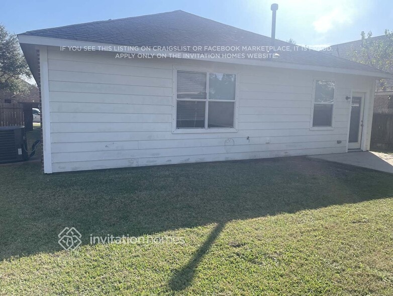 Building Photo - 411 Drake Ln