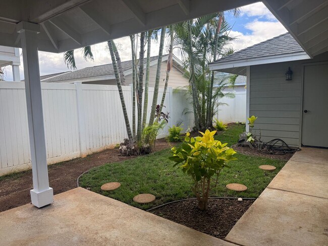 Building Photo - Stunning 4 Bedroom with 3 Bathroom Home in...