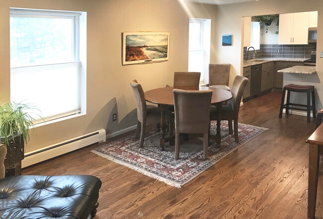 Southern Windows- Dining - 1105 N Sherman St