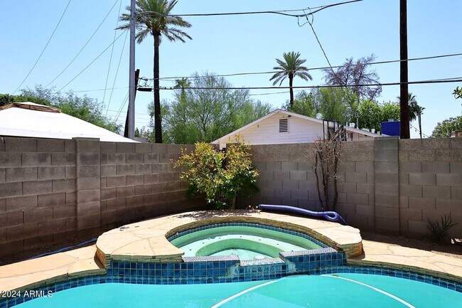 Building Photo - 6006 N 5th Pl