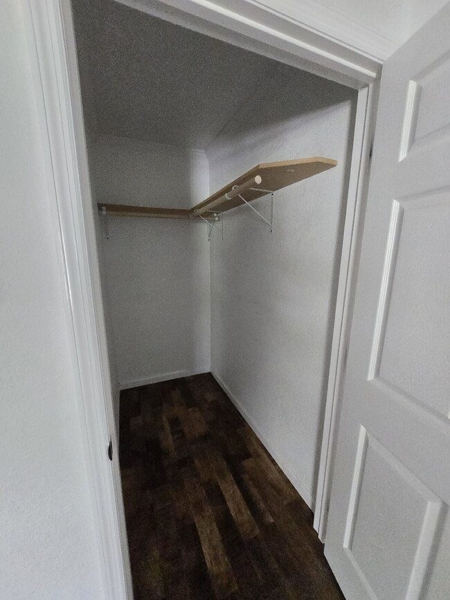 Building Photo - Oversized ONE Bedroom *HALF OFF YOUR FIRST...