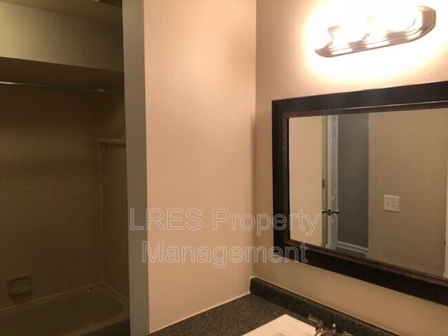 Building Photo - 1406 Northlake Dr
