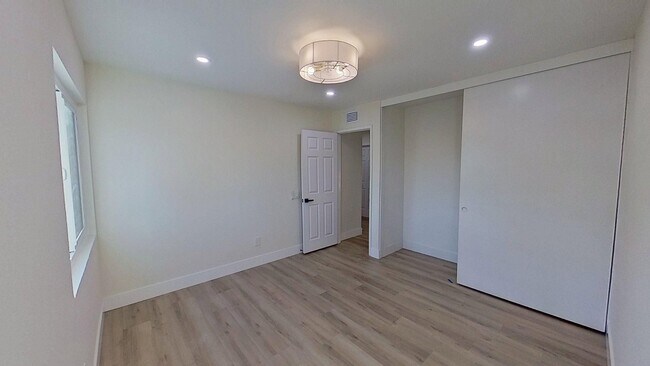 Building Photo - 6232 E Shenandoah Ave