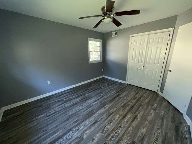 Building Photo - 2732 Woodside Dr