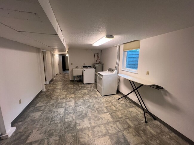 Building Photo - Spacious Home Near University of Portland