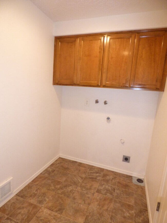 Building Photo - 4811-4813 Cougar Ct SE Salem, OR 97317