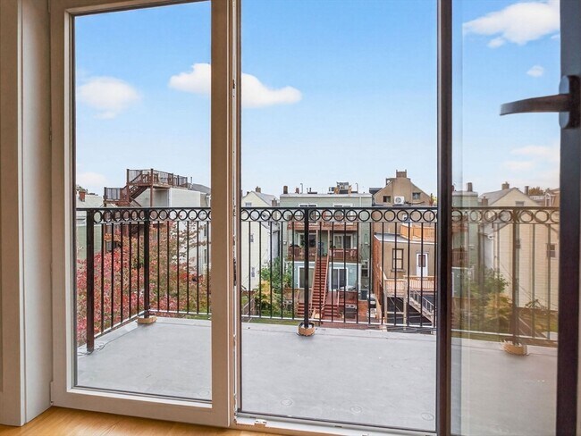 Building Photo - 551 E 7th St