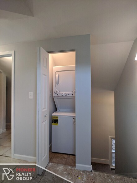 Building Photo - 1520 W Melrose St