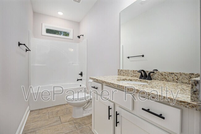 Building Photo - 138 Crest