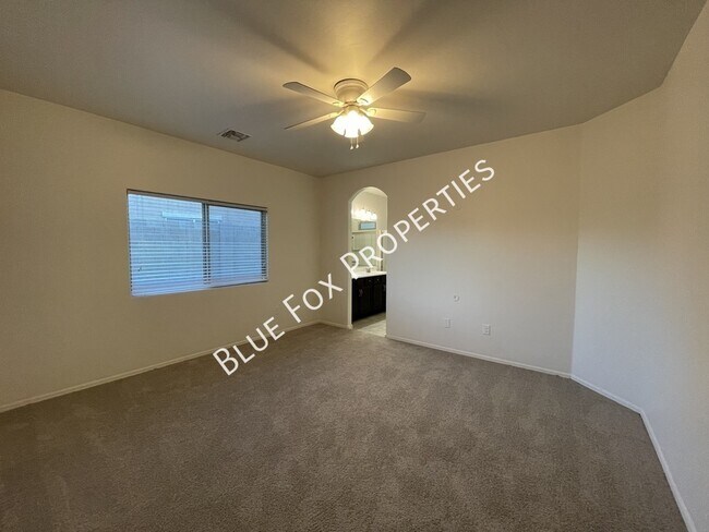 Building Photo - 8721 N Black Pine Dr