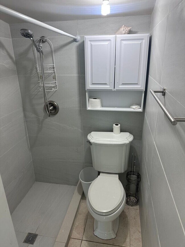 Building Photo - Studio in North Miami Beach Includes Utili...