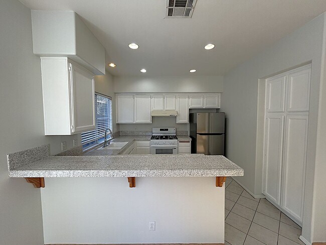 Building Photo - Sunflower Unit A  Glendora, Ca 91740 (3 Bed, 2.5 Bath)