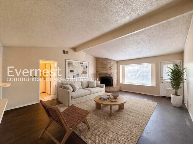 Building Photo - 3 Bed, 2 Bath Home with Fenced Yard & Garage / Pet-Friendly / Available Now!