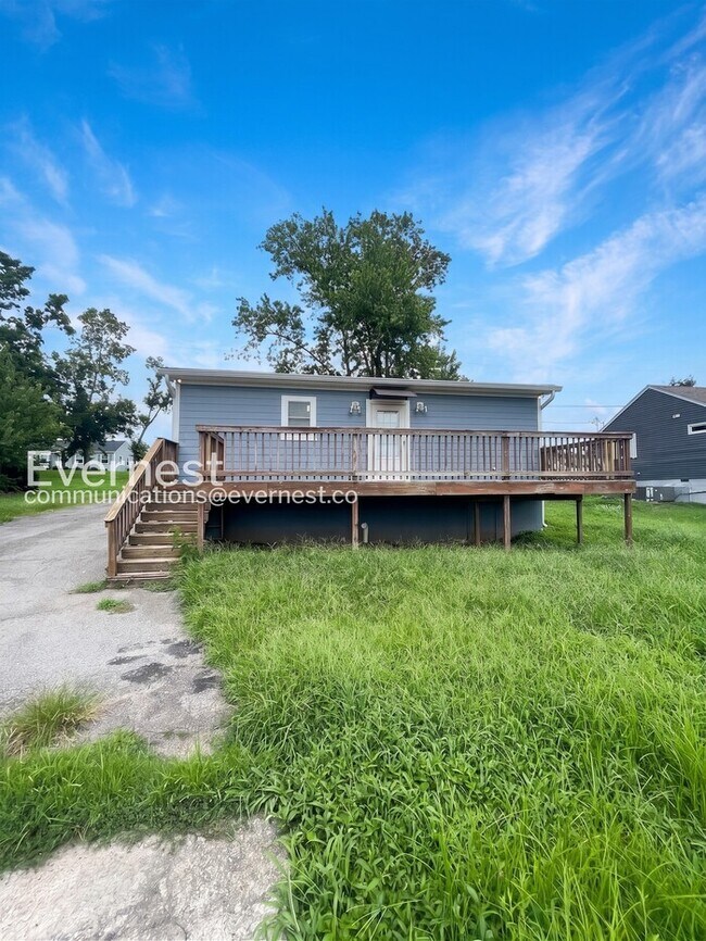 Building Photo - 3 Bed/2 Bath Home with Off-Street Parking / Pet-Friendly / Available Now!