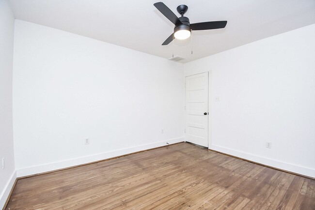 Building Photo - 413 W 10th St