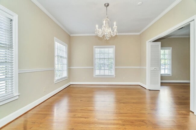 Building Photo - ** 3 bed 2 bath located in McGehee Estate ...