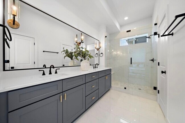 Building Photo - 835 Elkhart St