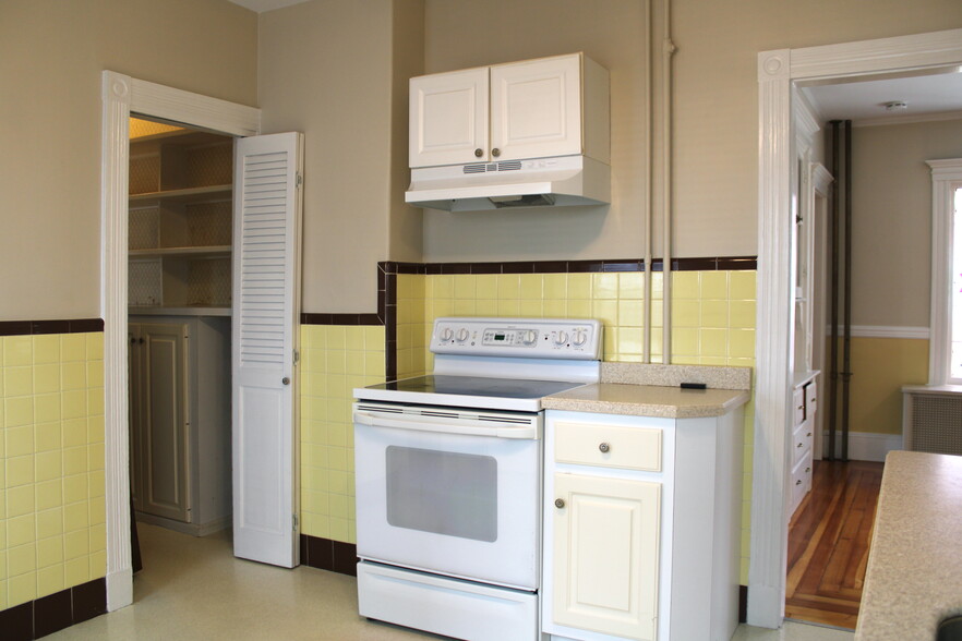 Kitchen - 9 Willard Ave