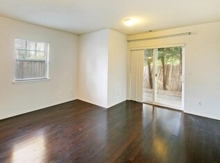 Building Photo - Great Crown Hill Townhouse Near Carkeek Pa...