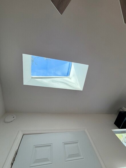 Building Photo - 4007 Deleuil Ave