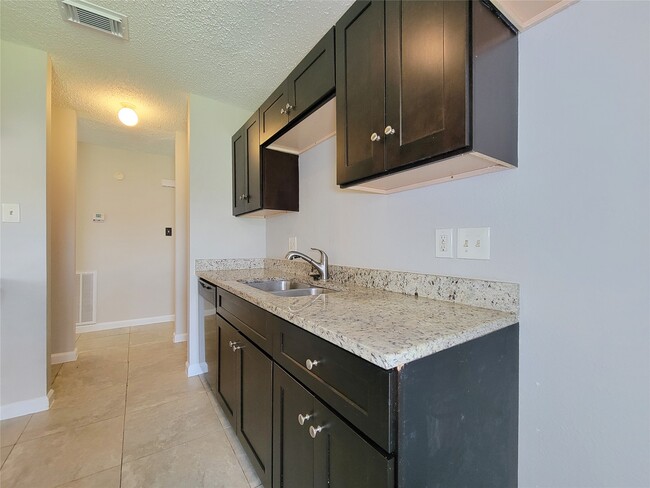 Building Photo - 8530 Quail Burg Ln