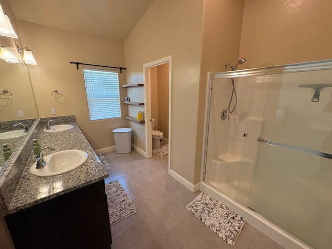 Building Photo - 3 bedroom, 2 bathroom home for rent in Southeast Visalia